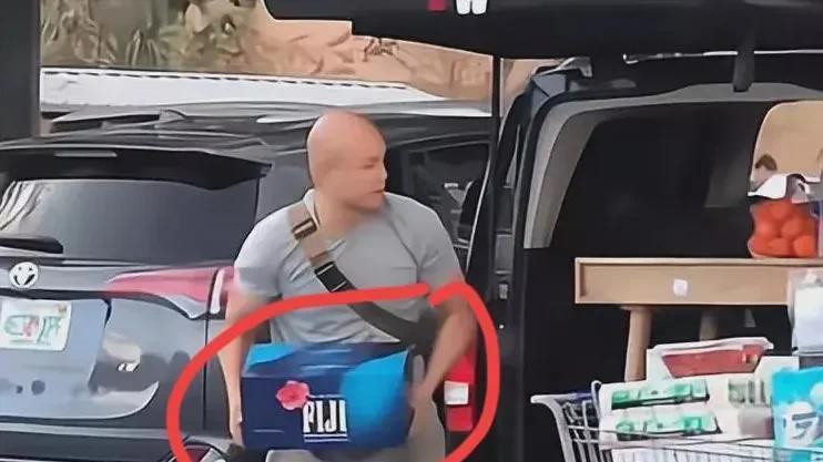 48岁乐嘉现状：定居美国，喝着天价矿泉水，他已走上了一条不归路