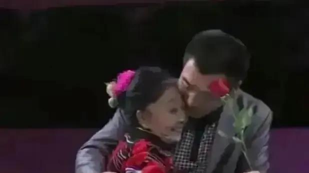 李玉成|网传李玉成换豪车，和86岁马玉琴坐一起，马玉琴却穿一身旧衣，看起来很可怜