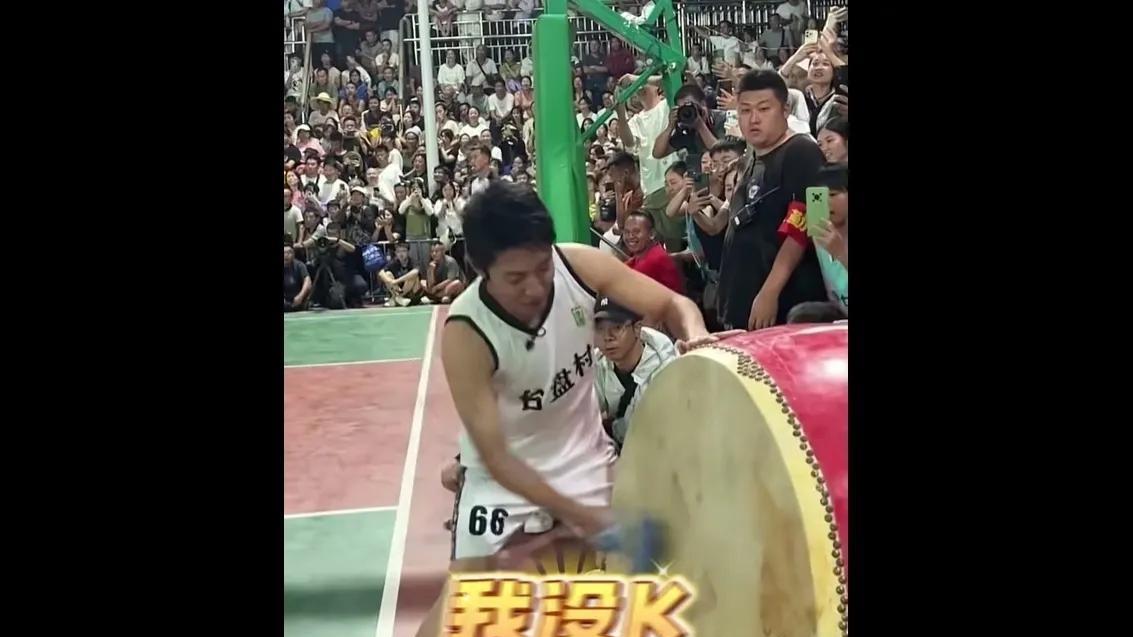 央视网主动下场回复网友，并认领自家的“显眼包”撒贝宁