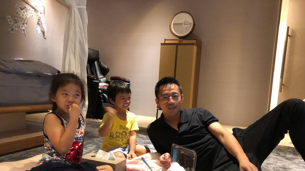 汪小菲接女儿放学过家门而不入，与友人深夜买醉，偶遇小S遭无视