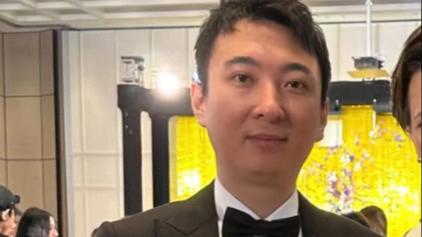 王思聪露面上海顶级酒会，身材消瘦被批胖头娃，和富婆合影显拘束