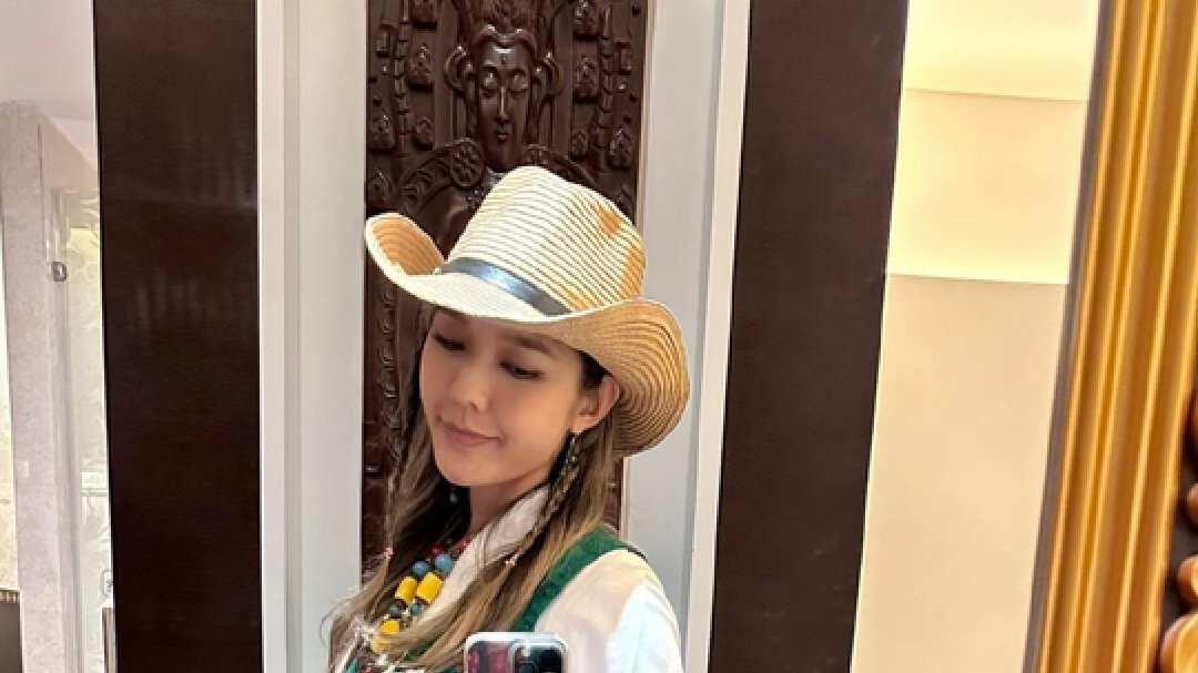 香港知名女星晒西藏游客照！不满摄影师过分p图，自嘲似蜡像