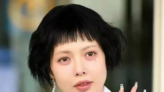 金泫雅 泫雅怎么了？“病态妆”搭配“擦边衣”，怎么看怎么像“大妈”！