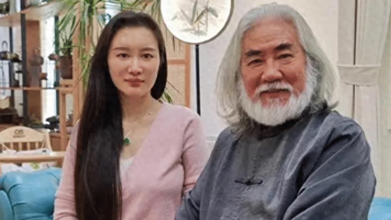 72岁张纪中被问一月几次？39岁杜星霖的一句话，暴露了真实夫妻状况