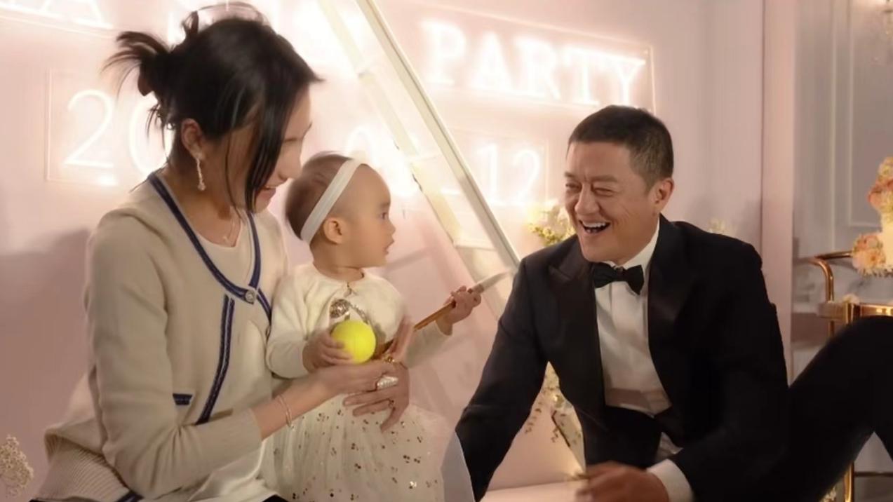 李嫣|李亚鹏晒妻女仨合照！李嫣表情敷衍与继母紧靠，细节暴露两人关系