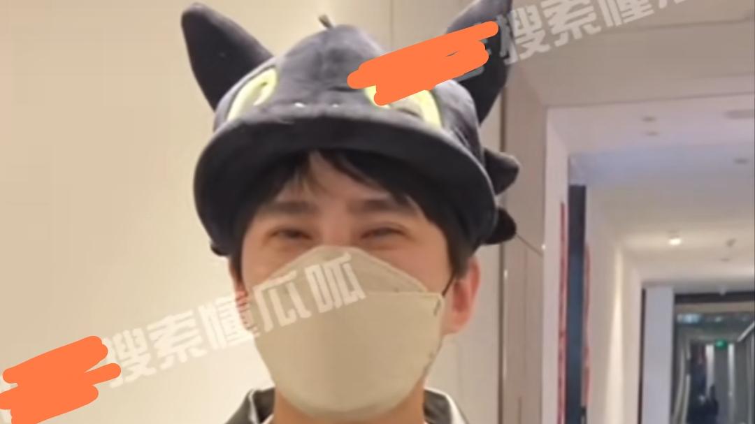 迪丽热巴|娱乐圈曝出甜蜜恋情瓜，女方是90后年轻小花，靠颜值好看红出圈