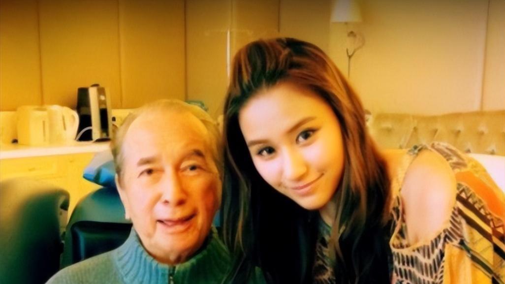 何超莲|未婚先孕？何超莲高调晒孕妇妊娠油，疑怀孕4个月，窦骁小心照顾