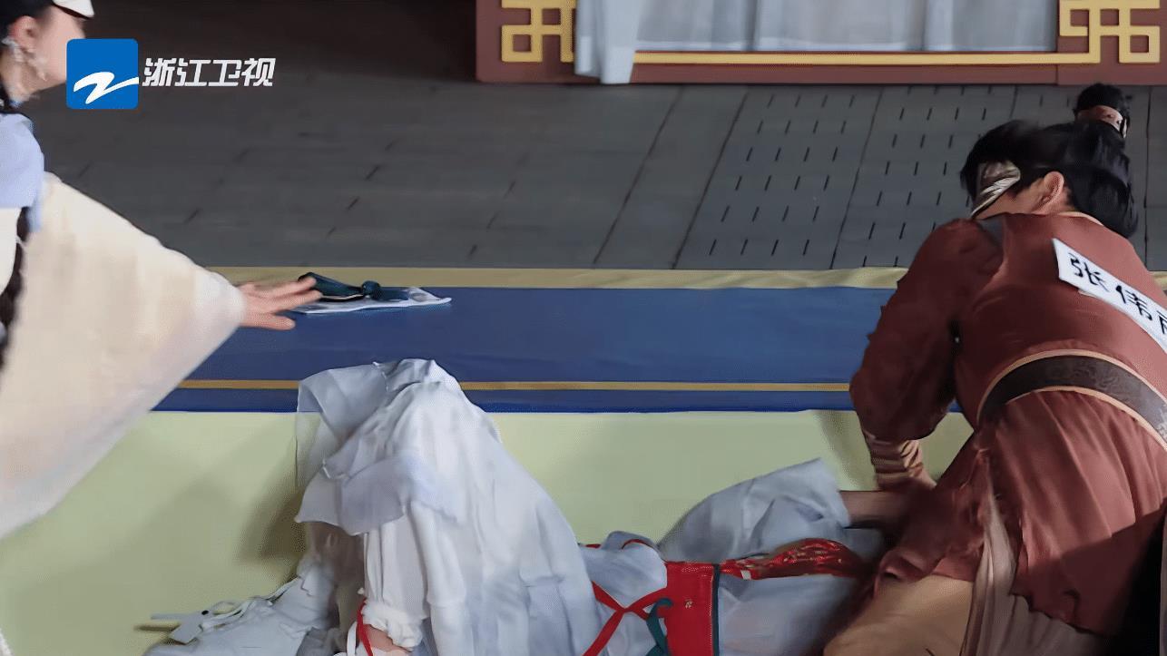 |杨颖和白鹿的3个名场面，感叹：我在跑男中快没朋友了