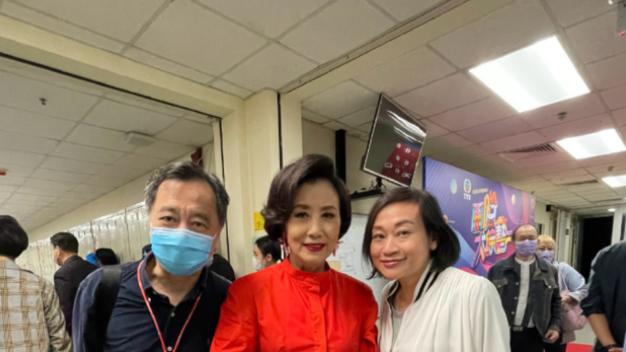 76岁汪明荃亲身示范：不穿老年装、不烫老年头，皱纹满脸仍优雅