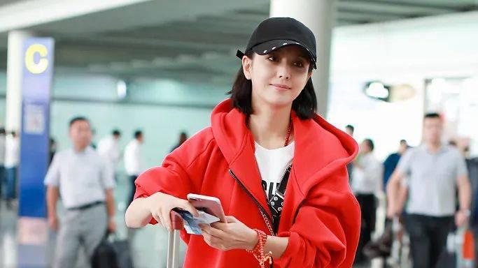 离开美颜滤镜的明星长啥样？佟丽娅现身菜市场，状态差到认不出