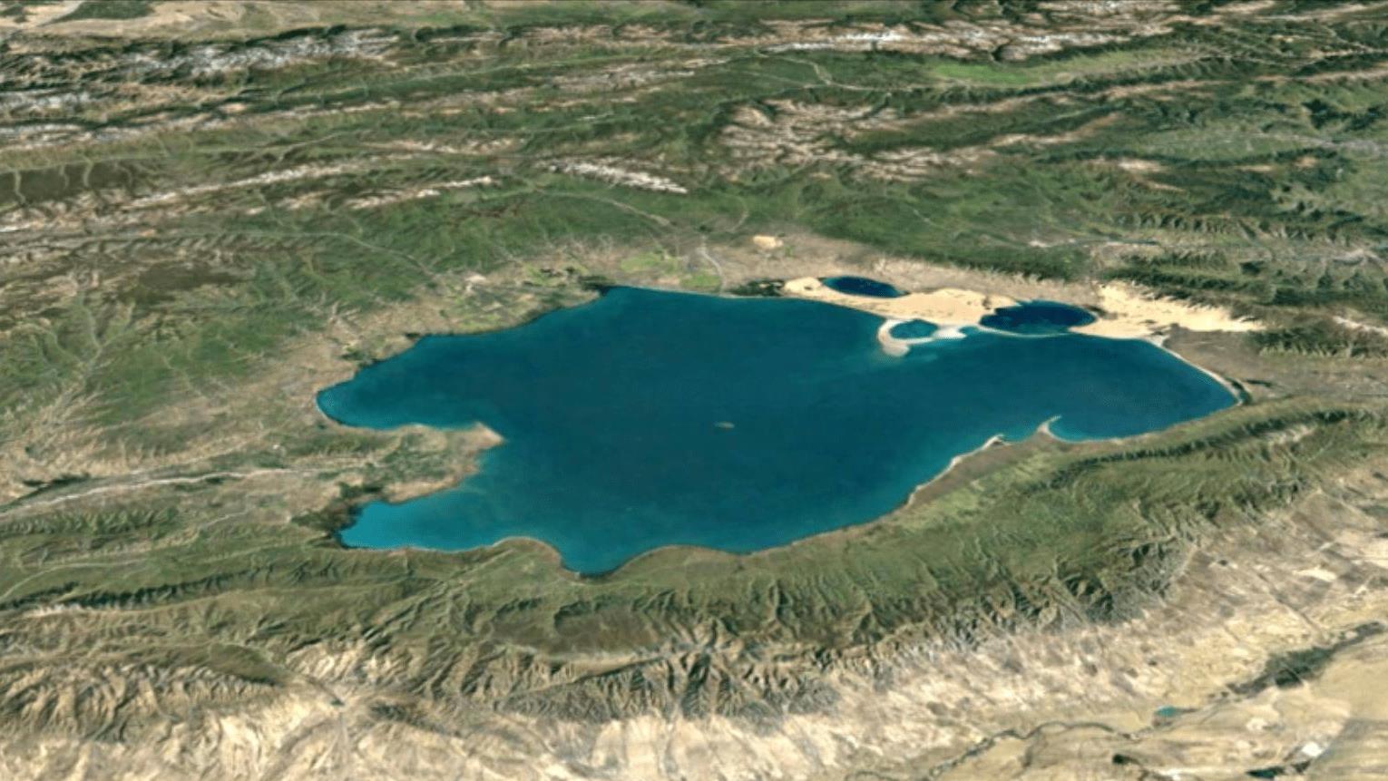 青海湖|我国面积最大湖泊，拥有千亿立方米水量，为什么周边会有沙漠？