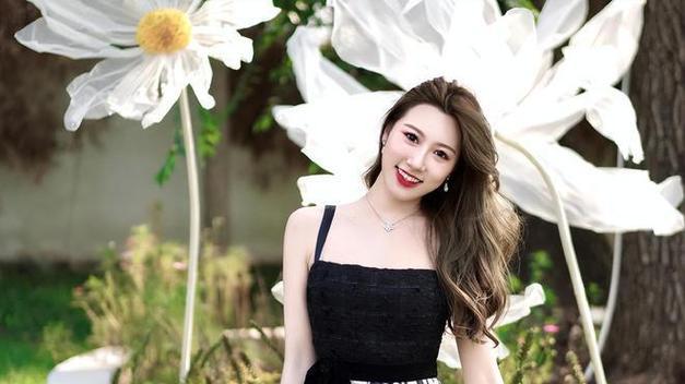 舅舅是陈佩斯，外公是影帝，爸爸是国家一级演员，她却甘愿当网红