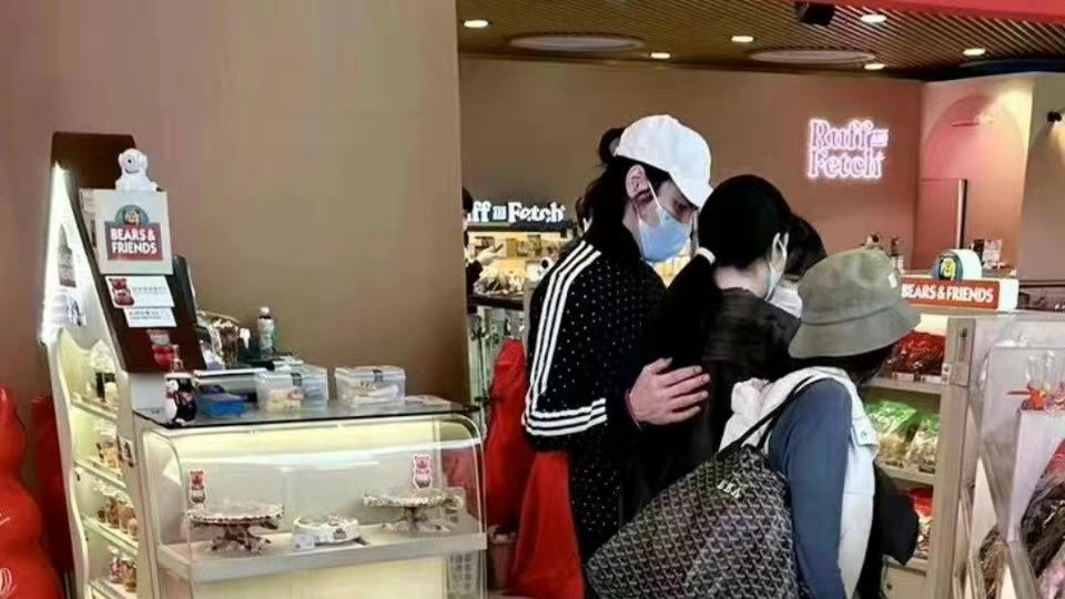 郭碧婷|网友偶遇郭碧婷向佐逛街，给宝宝挑选玩具买零食，看起来十分和美