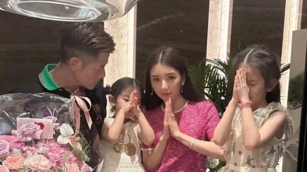 郭富城与小4岁岳母同框，年龄差距大，身体状态差异引人疑惑！