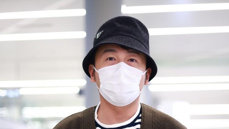 雷佳音|雷佳音现身上海机场 头戴渔夫帽帅气潇洒