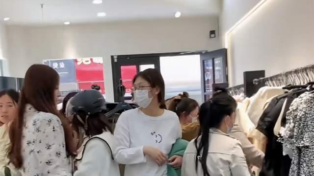 陈亚男|大衣哥前儿媳陈亚男人生逆袭！服装店挤满了顾客，本人自信且大方