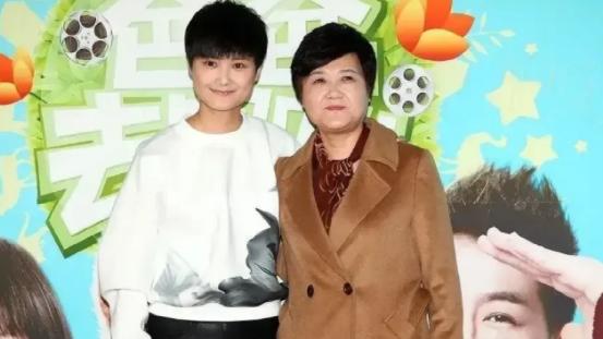 李宇春|李宇春携妈妈亮相，60岁妈妈打扮朴素难掩富态美，和女儿留同款短发美似姐妹花