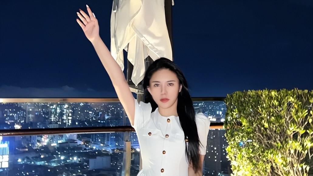 “二姨太”依晴家人赴柬埔寨，姑姑长相撞脸梅姨，俩儿露脸喊妈妈