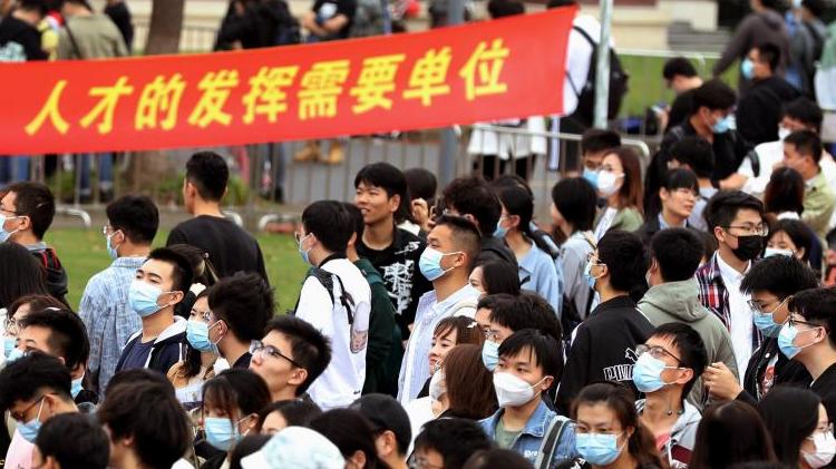 |孔乙己也难啊！男子硕士毕业却因为超龄，连两千块的岗位都不要他