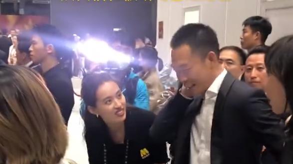 任素汐|张译任素汐后台聊天曝光，信息量大揭华表奖内幕，男方尴尬挠脑袋