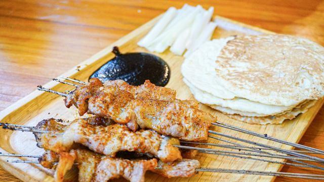 淄博|游客拍到淄博一烧烤店招聘烧烤师，月薪8000-10000