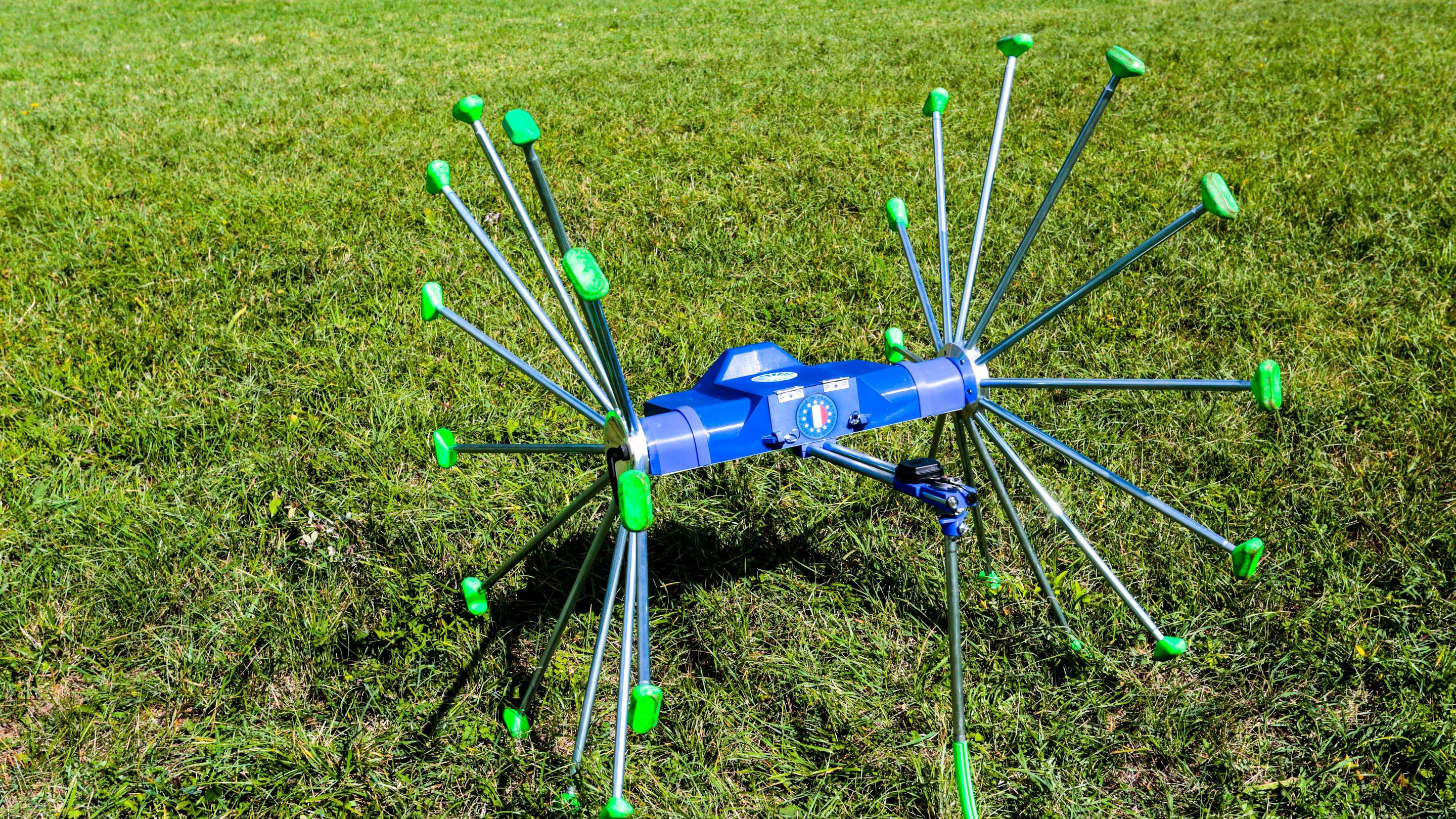 李厚霖|SentiV机器人通过在田野中滚动来检查农作物