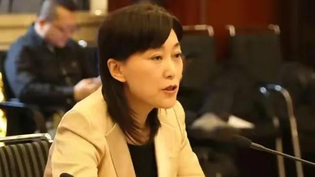 美女市长：天天吃虫草，花15万元打一针，花50万元做屁股美容