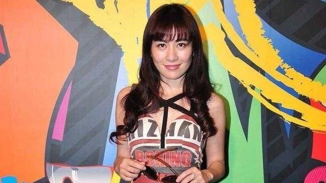 叶璇摒弃帅气风格，黑色丝袜搭配足球连衣裙重现18岁感觉！