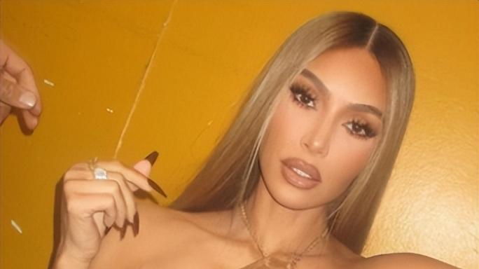 43岁金-卡戴珊近照曝光！昔日火辣身材无踪影，网红脸成焦点！