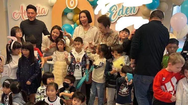 林心如|林心如女儿正脸照曝光，交友需谨慎，不然会带来很多麻烦