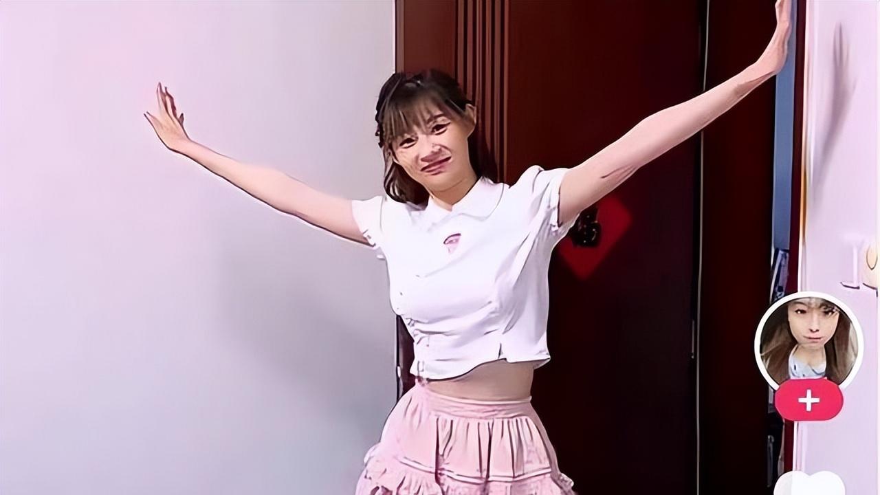 美颜|网红痞幼直播忘开美颜，颜值拉胯不似平时，炒作cp似剧本