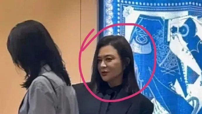 61岁关之琳生图曝光，大长腿吸睛，脸部松弛挂不住肉，果然是老了