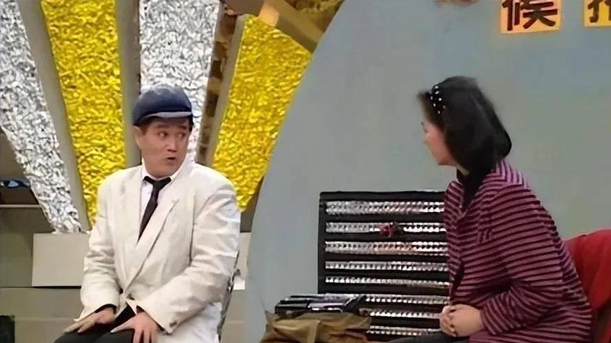 黄晓娟|黄晓娟61岁头发花白，曾登上春晚22次，如今头发花白似寻常老太