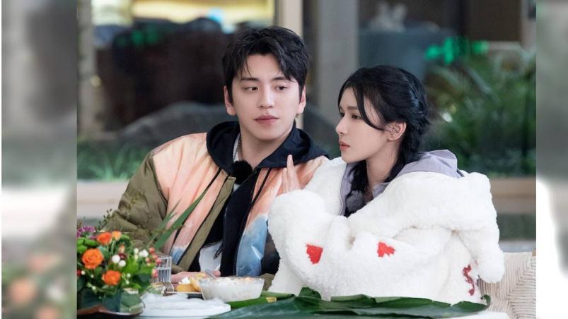 |王大陆蔡卓宜高调秀恩爱，甜蜜喂食牵手逛街，交往两年仍在热恋期