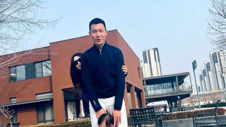 朱珠|朱珠夫妇带娃马场欢度家庭日，一家三口穿亲子装，同款高颜值抢镜