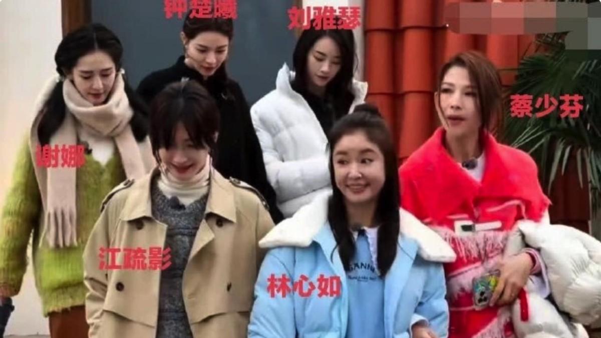 精修是神颜，生图皮肤下垂、身材五五分、肚子赘肉，明星没那么美