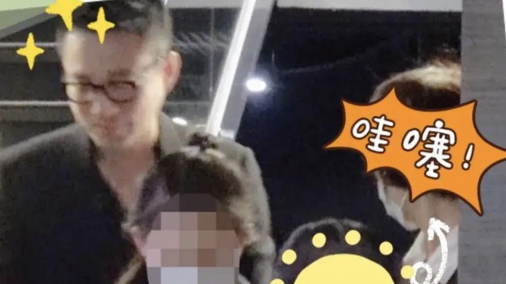 汪小菲|汪小菲台北送孩子回家，牵着8岁女儿的手，儿子蹦蹦跳跳好开心