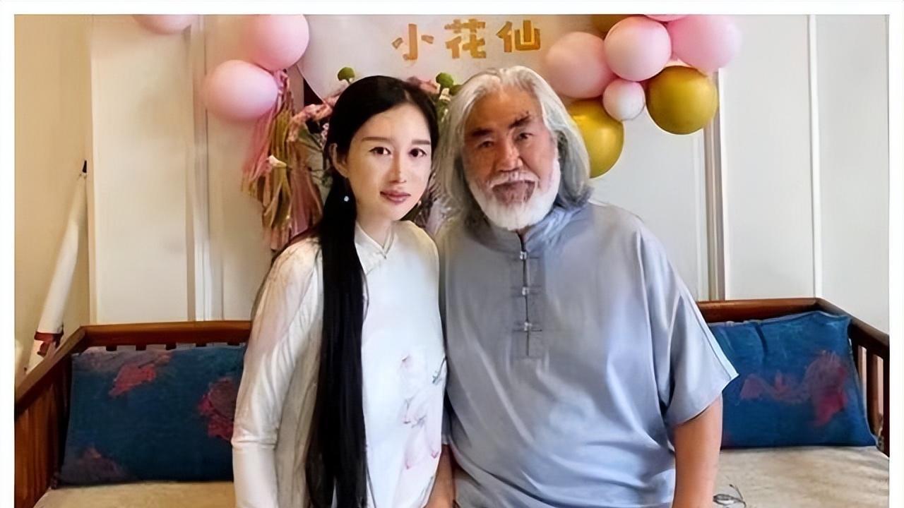 张纪中|72岁张纪中和小11岁岳母罕见合影如爷孙三代，娇妻岳母都时尚