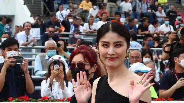穿衣搭配 陈慧琳50岁的状态也太美好了！不整容不打针却胜在自然，穿搭优雅美得太高级