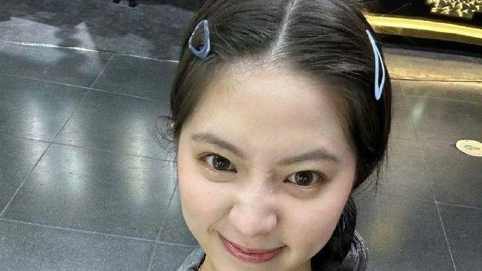 欧阳娣娣参加选秀综艺，秀搞怪自拍有印第安文被调侃才艺是猫咪纹