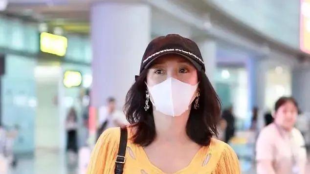 杨紫|周迅把机场当自己家了？直接穿条“睡裙”就出来，慵懒惹眼又迷人