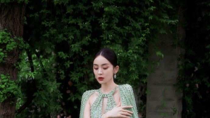 古力娜扎 娜扎的异域仙气写真：穿上绿色珠裙化身花园中的神女