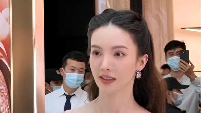 瘦到极点，全身涂粉，假屁股假肩，内娱畸形审美，何时休？