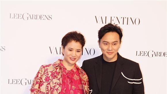 张智霖|张智霖的老婆51岁，打扮得像个高调的阔太太，夫妻相越来越严重了