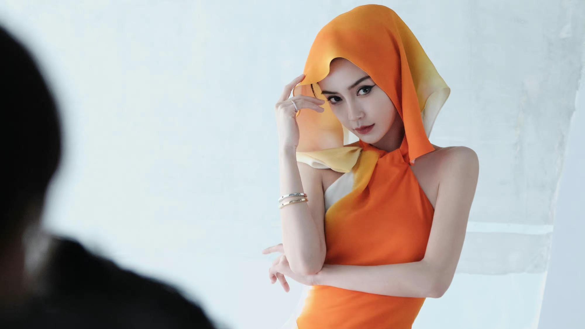 Angelababy国外复出，网友质疑人脸已变