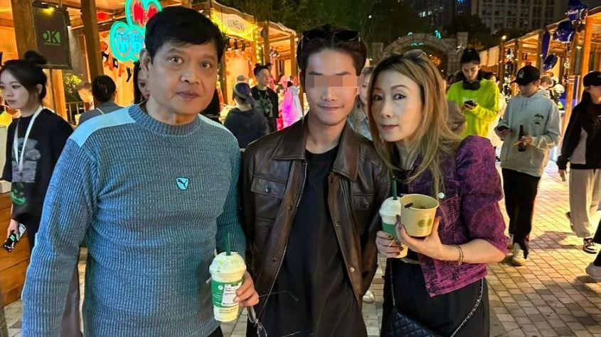 王嘉尔爸妈被偶遇，与路人合影神情紧张似乎要干架，长相引争议