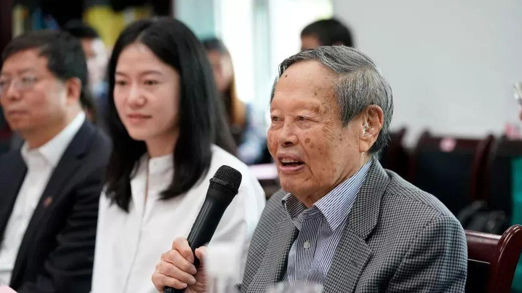 杨振宁使出“王炸”，翁帆慌了！间谍风波后，翁帆做法出其不意