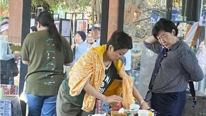 梁安琪|四太梁安琪与好友聚餐，吃人均12元早餐接地气，造型老气遭吐槽