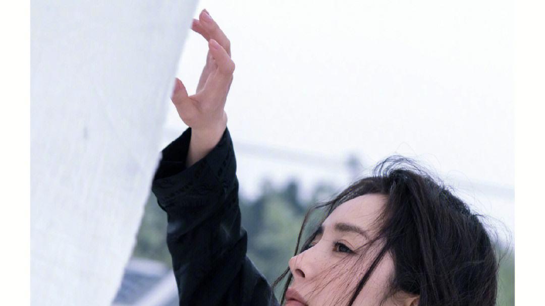 杨幂|杨幂与其他嘉宾参加“极限挑战”，展现自己的勇气和毅力