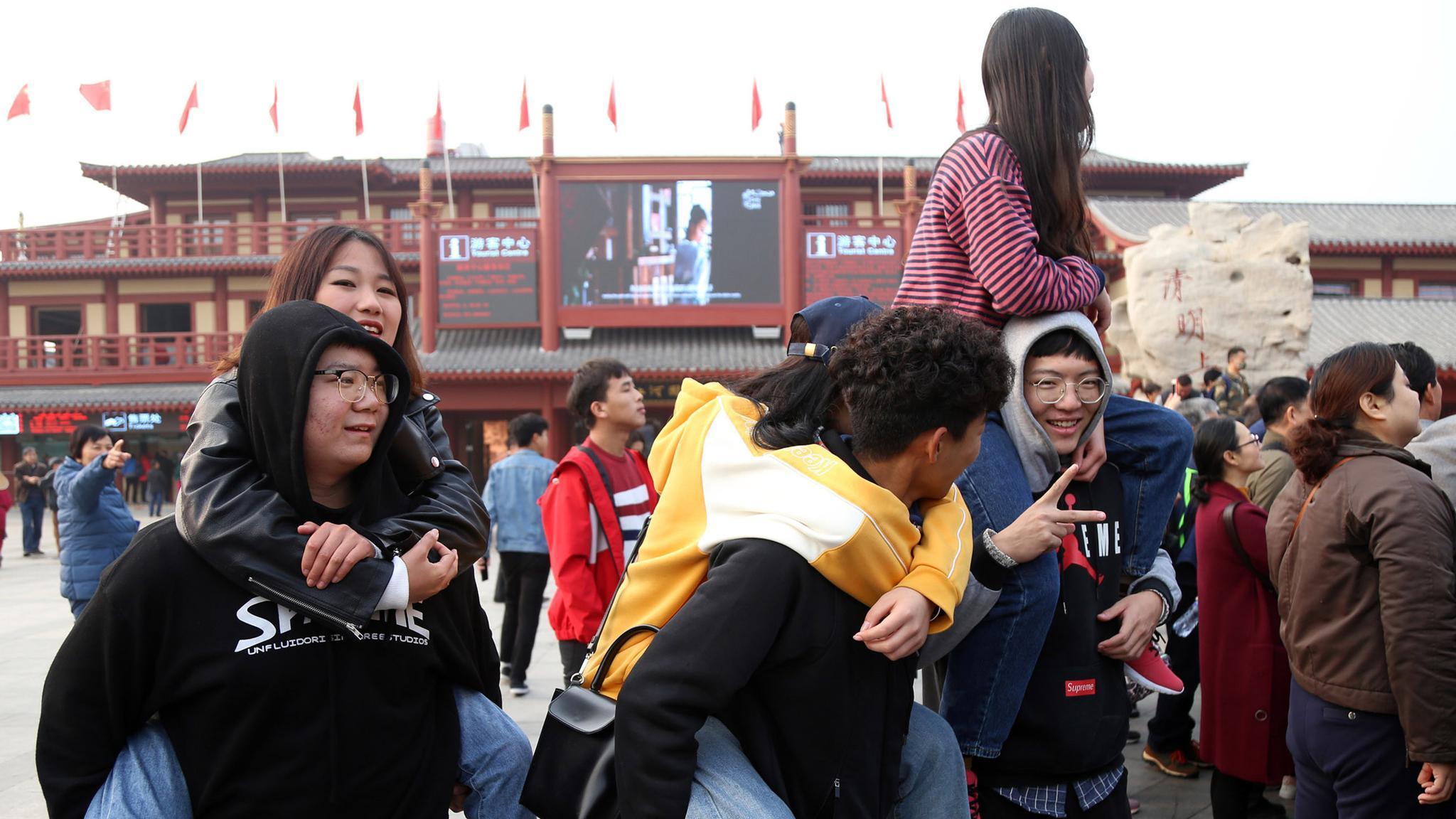 切糕|商家明码标价也没人买，切糕的“后遗症”到底多严重？